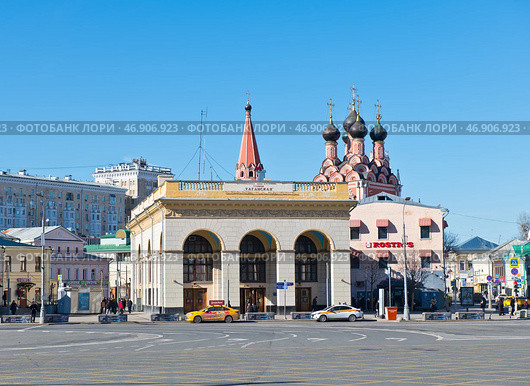 Вид на здание станции метро "Таганская", церковь Николая Чудотворца на Болвановке и сталинскую высотку на Котельнической набережной. Москва. Редакционное фото, фотограф E. O. / Фотобанк Лори
