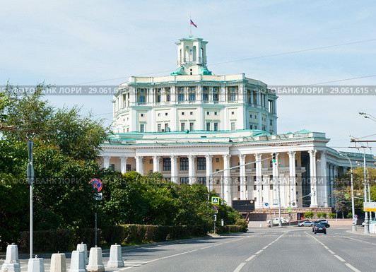 Вид на здание Центрального академического Театра Российской армии (ЦАТРА). Летний день. Москва. Россия (2018 год). Редакционное фото, фотограф E. O. / Фотобанк Лори