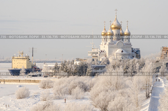 Вид на зимний город Архангельск. Красивый храм, порт и ледоколы. Россия, Архангельск (2020 год). Стоковое фото, фотограф Яковлев Сергей / Фотобанк Лори