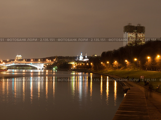 Вид ночью на здание Академии наук около Новоандреевского моста (2010 год). Редакционное фото, фотограф Алексей Шматков / Фотобанк Лори