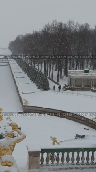 Вид от Большого Дворца на Большой каскад зимой (2024 год). Редакционное видео, видеограф Светлана Качанова / Фотобанк Лори