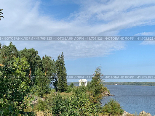 Вид с берега Выборгского залива на Храм Нептуна в  природном парке Монрепо города Выборга в ясный осенний день. Стоковое фото, фотограф Елена Яворская / Фотобанк Лори