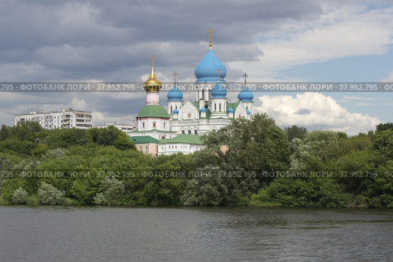 Вид с Москвы-реки на Николо-Перервинский монастырь. Москва (2022 год). Редакционное фото, фотограф Елена Орлова / Фотобанк Лори