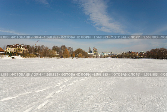Вид с Москвы реки на Павшино и микрорайон Павшинская пойма (2010 год). Стоковое фото, фотограф Владимир Чинин / Фотобанк Лори