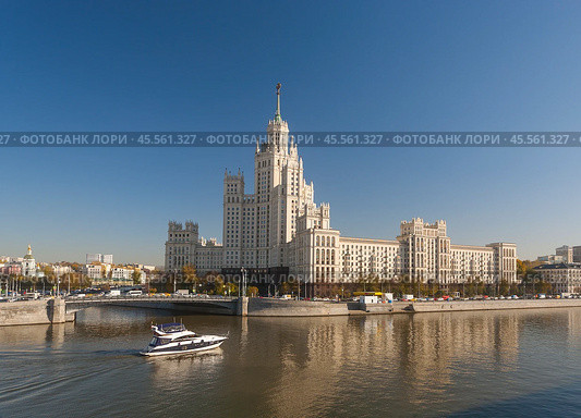 Вид с моста на высотное здание на Котельнической набережной, Москва. Стоковое фото, фотограф Владимир Чинин / Фотобанк Лори