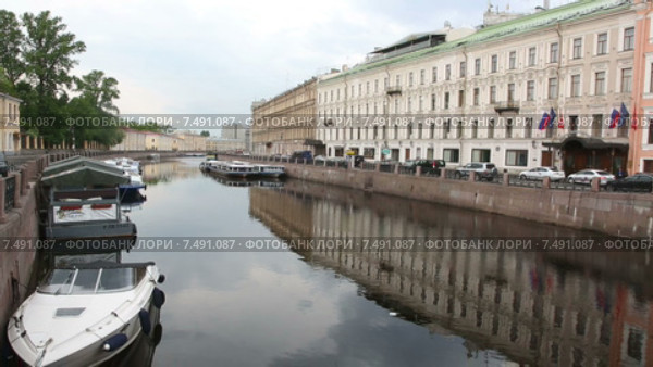 Вид с Невского проспекта на набережную реки Мойки в старом центре города Санкт-Петербурга, Россия (2015 год). Стоковое видео, видеограф Николай Винокуров / Фотобанк Лори