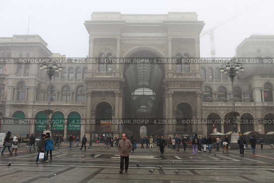 Вид с Соборной площади (piazza del Duomo) на галерею торгового центра Витторио Иммануила II. Милан, Италия (2013 год). Редакционное фото, фотограф Яна Королёва / Фотобанк Лори