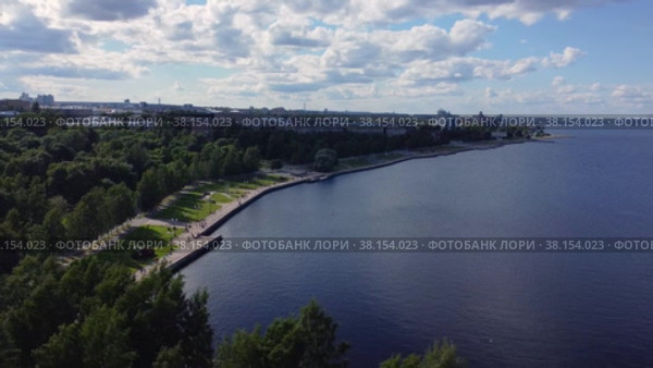 Вид с воздуха на набережную Онежского озера в центре города Петрозаводска летом. Боковая панорама (2022 год). Стоковое видео, видеограф Sergei Gorin / Фотобанк Лори