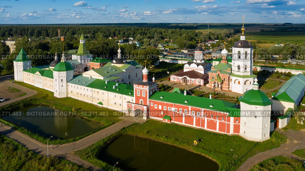 Вид с воздуха на Николо-Пешношский монастырь летним вечером на закате (2021 год). Стоковое фото, фотограф Pukhov K / Фотобанк Лори