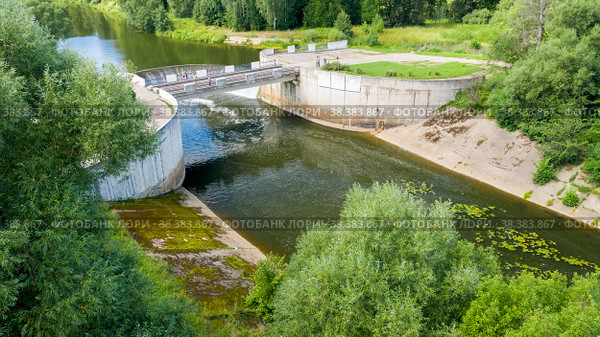 Вид с воздуха на водосбросную плотину первой в СССР сельской ГЭС в деревне Ярополец, Волоколамский район Московской области (2021 год). Стоковое фото, фотограф Pukhov K / Фотобанк Лори