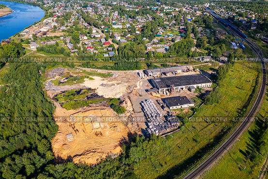 Вид с высоты на деревообрабатывающее предприятие в Лузе (аэросъемка 2023 года) Стоковое фото, фотограф Владислав Самошкин / Фотобанк Лори