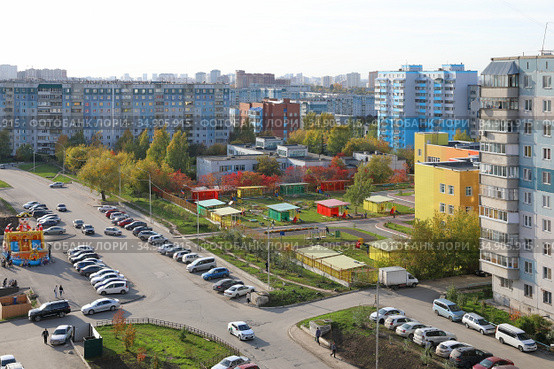 Вид с высоты на детский сад №489 на улице Высоцкого. МЖК Восточный, город Новосибирск (2020 год). Редакционное фото, фотограф Григорий Писоцкий / Фотобанк Лори