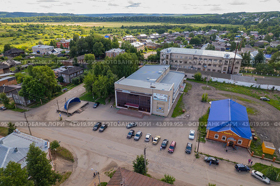 Вид с высоты на дом культуры в Нолинске (аэросъемка 2023 года) Редакционное фото, фотограф Владислав Самошкин / Фотобанк Лори