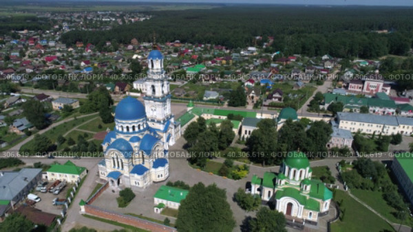 Вид с высоты на Калужскую Свято-Тихонову пустынь солнечным июльским днем (аэросъемка). Калужская область (2023 год). Стоковое видео, видеограф Виктор Карасев / Фотобанк Лори