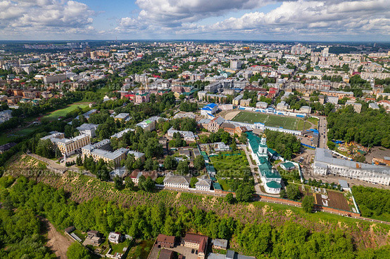 Вид с высоты на набережную Грина со стороны реки Вятки в городе Кирове (аэросъемка 2023 года) Стоковое фото, фотограф Владислав Самошкин / Фотобанк Лори