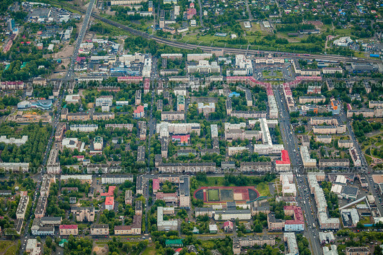 Вид с высоты на Петрозаводск. Центральная часть города: ЖД вокзал, проспект Ленина, улицы Горького и Гоголя. Летний день (2018 год). Стоковое фото, фотограф Сергей Цепек / Фотобанк Лори