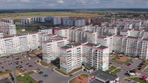 Вид с высоты на современные новостройки жилого многоэтажного комплекса. Новый жилой дом с современным дизайном и парковкой для транспорта (2023 год). Стоковое видео, видеограф Руслан Лесков / Фотобанк Лори