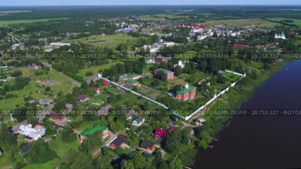 Вид с высоты на Староладожский  Успенский женский  монастырь солнечным летним днем. Старая Ладога, Россия (2018 год). Стоковое видео, видеограф Виктор Карасев / Фотобанк Лори