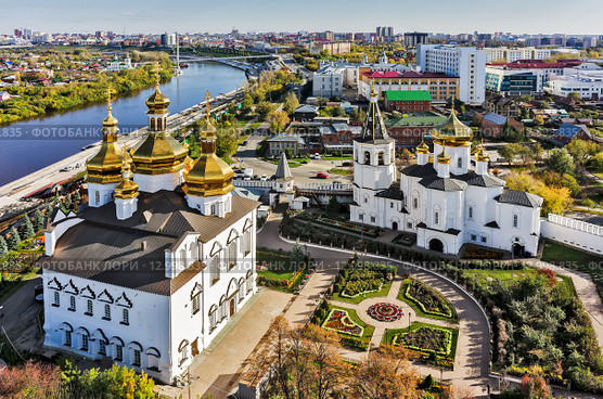 Вид с высоты на Свято-Троицкий монастырь. Тюмень (2015 год). Стоковое фото, фотограф Сергей Буторин / Фотобанк Лори