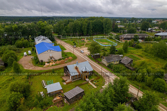 Вид с высоты на Троицкую церковь в Пинюге (аэросъемка 2023 года) Стоковое фото, фотограф Владислав Самошкин / Фотобанк Лори