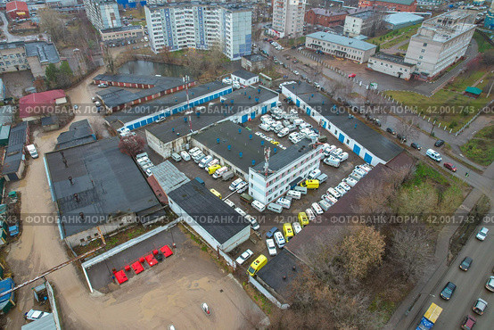 Вид с высоты на центр технического обслуживания автомобилей скорой помощи в городе Кирове (аэросъемка 2021 года) Стоковое фото, фотограф Владислав Самошкин / Фотобанк Лори