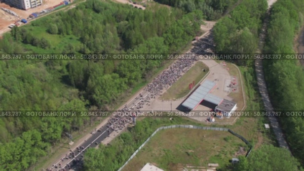 Вид с высоты на Великорецкий крестный ход (аэросъемка 2022 года) Стоковое видео, видеограф Владислав Самошкин / Фотобанк Лори