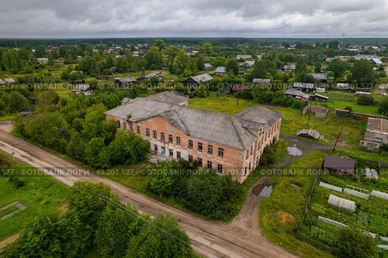 Вид с высоты на закрытую школу в Пинюге (аэросъемка 2023 года) Стоковое фото, фотограф Владислав Самошкин / Фотобанк Лори