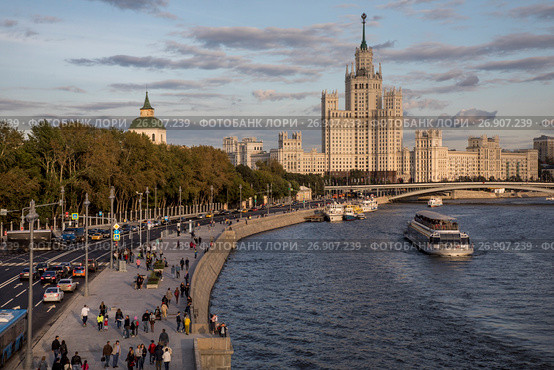 Вид со смотровой площадки парка "Зарядье" на Москворецкую набережную и высотное здание на Котельнической набережной, Москва, Россия (2017 год). Редакционное фото, фотограф Николай Винокуров / Фотобанк Лори