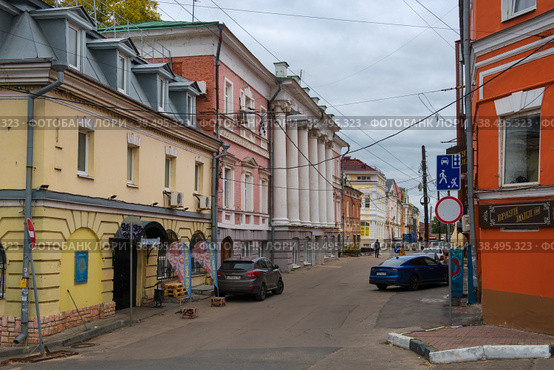 Вид старых домов на улице Кожевенной. Это улица, на которой до революции располагалась ночлежка. Здесь ютились бедняки, тот слой общества, который Максим Горький запечатлел в своем романе «На дне». Нижний Новгород, Россия (2019 год). Редакционное фото, фотограф Pukhov K / Фотобанк Лори