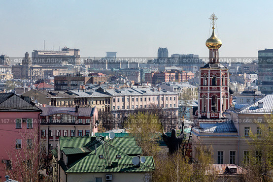Вид сверху колокольню Высоко-Петровского монастыря и Тверской район города Москвы, Россия (2019 год). Редакционное фото, фотограф Николай Винокуров / Фотобанк Лори