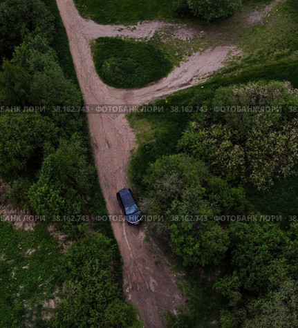 Вид сверху на автомобиль едущий по грунтовой дороге. Стоковое фото, фотограф Литвяк Игорь / Фотобанк Лори