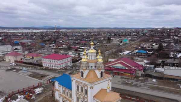 Вид сверху на храм во имя святого Апостола и Евангелиста Иоанна Богослова. Карпинск. Россия (2020 год). Стоковое видео, видеограф Евгений Ткачёв / Фотобанк Лори