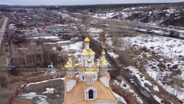 Вид сверху на храм во имя святого Апостола и Евангелиста Иоанна Богослова. Карпинск. Россия (2020 год). Стоковое видео, видеограф Евгений Ткачёв / Фотобанк Лори