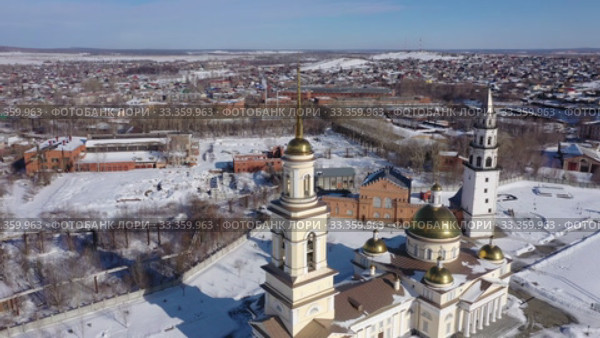 Вид сверху на собор Спаса Преображения и Невьянскую падающую башню. Невьянск. Свердловская область. Россия. Стоковое видео, видеограф Евгений Ткачёв / Фотобанк Лори