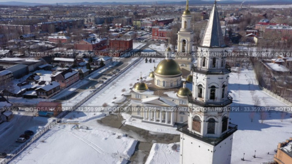 Вид сверху на собор Спаса Преображения и Невьянскую падающую башню. Невьянск. Свердловская область. Россия. Стоковое видео, видеограф Евгений Ткачёв / Фотобанк Лори
