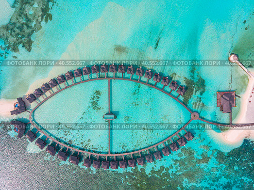 Вид сверху на водные виллы Олхувели. Редакционное фото, фотограф Александр Салук / Фотобанк Лори