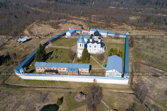 Вид сверху на  Зеленецкий Троицкий монастырь солнечным апрельским днем (аэросъемка). Ленинградская область, Россия (2020 год). Стоковое фото, фотограф Виктор Карасев / Фотобанк Лори