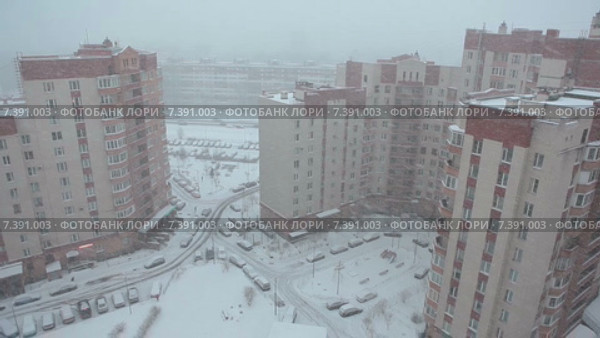 Вид сверху на жилой комплекс Монплезир, внутренний двор, на Ленинском проспекте, Санкт-Петербург. Снегопад, зима (2015 год). Стоковое видео, видеограф Кекяляйнен Андрей / Фотобанк Лори
