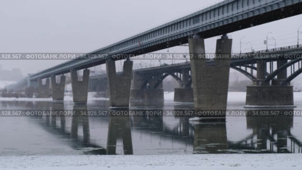 Video of the frozen Ob River with road and subway bridges in winter in Novosibirsk. Стоковое видео, видеограф Сергей Пристяжнюк (Serg Zastavkin) / Фотобанк Лори