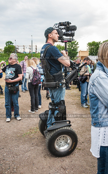 Видеооператор на сегвее (Segway) (2017 год). Редакционное фото, фотограф Алёшина Оксана / Фотобанк Лори