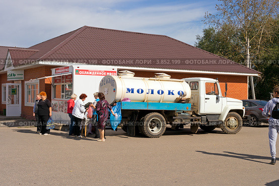 Виды Волоколамска. Автоцистерна с молоком (2012 год). Редакционное фото, фотограф Сергей Лаврентьев / Фотобанк Лори