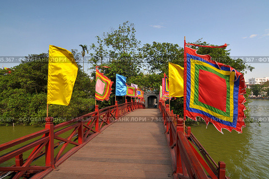 Vietnam, Hanoi, The Huc Bridge, Hoan Kiem Lake in the historical center of Hanoi, the capital city of Vietnam. Редакционное фото, агентство BE&W Photo / Фотобанк Лори