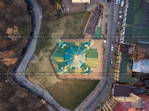 View from above on the St. Andrew’s Church in sity Kiev, Ukraine. Drone photo. Famous saint Andrew’s church in Kiev view from above. Стоковое фото, агентство Ingram Publishing / Фотобанк Лори