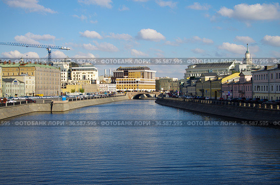View from Luzhkov Bridge to the Vodootvodny Canal, Moscow, Russia (2016 год). Редакционное фото, фотограф Natalia Sidorova / Фотобанк Лори