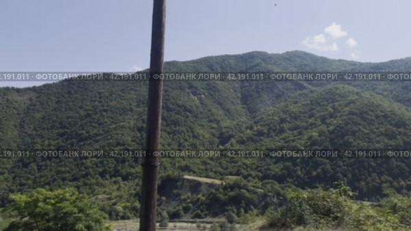 View from the car window while driving along the Georgian Military Road in the mountain. Georgia. Kvemo-Mleta. 06.09.2023. Стоковое видео, видеограф Ярославский Максим / Фотобанк Лори
