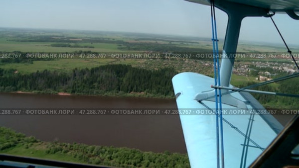view from the cockpit of the AN-2 aircraft in the summer. Стоковое видео, видеограф Алексей Сергеев / Фотобанк Лори