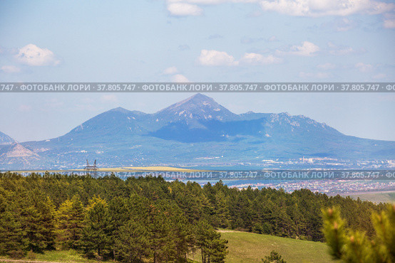 View of Beshtau mountain from Borgustan ridge. Стоковое фото, фотограф Юлия Бабкина / Фотобанк Лори