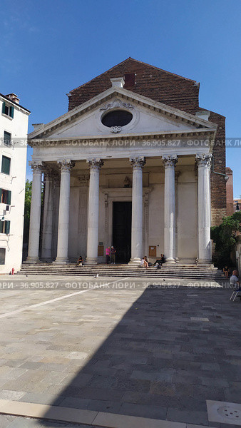 View of Chiesa di San Nicola da Tolentino church in Venice, Italy (2020 год). Редакционное фото, фотограф Jose Leonardo Marino Coronado / Фотобанк Лори