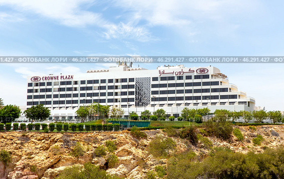 View of Crowne Plaza hotel. Sultanate of Oman (2024 год). Редакционное фото, фотограф Евгений Ткачёв / Фотобанк Лори