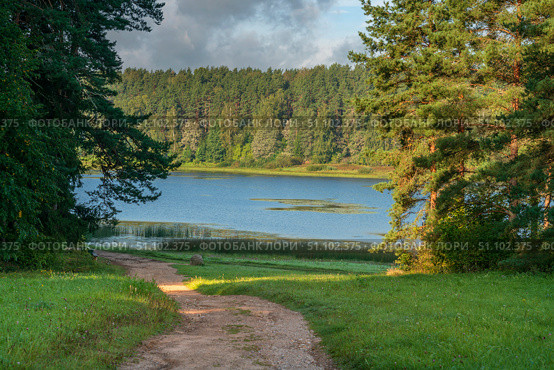 View of Lake Malenets from the foot of the Mikhailovskoye estate of the Pushkin Museum-Reserve on a sunny summer day, Pushkinskiye Gory, Pskov Oblast, Russia. Стоковое фото, фотограф Ula Ulachka / Фотобанк Лори